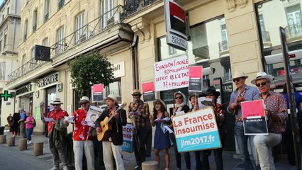 Les militants de France insoumise défilent en chanson à Avignon