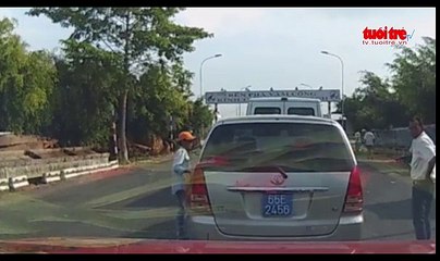 Bắt đối tượng dàn cảnh trộm tiền trên xe ô tô tại phà Vàm Cống