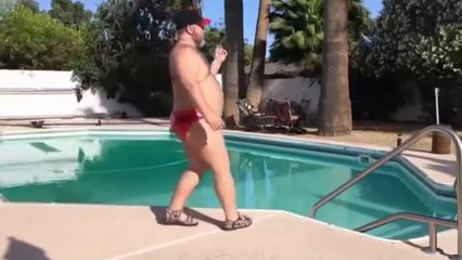 Il danse au bord de sa piscine, et ça fait vraiment du bien de le voir !