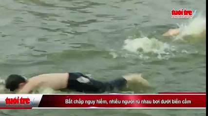 Bất chấp nguy hiểm, nhiều người rủ nhau bơi dưới biển cấm