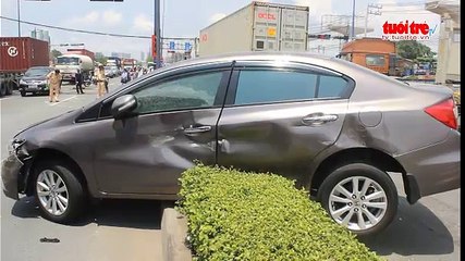 Va chạm với xe ben, ô tô 4 chỗ bay vào dải phân cách