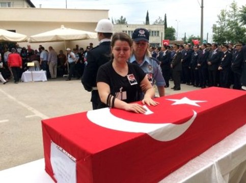 Şehit Polisin Kızı Bu Bir Rüya Diyerek Gözyaşlarına Boğuldu