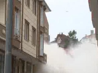 Bahçelievler'de boşaltılan bina böyle çöktü