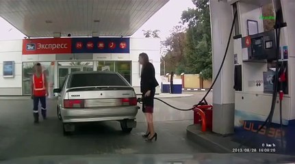Девушка на заправке) Несовместимо! Смотреть ржачное видео до конца