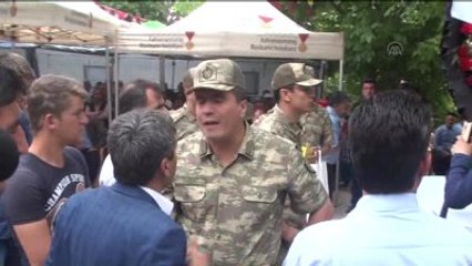 Descargar video: Şehit Piyade Sözleşmeli Er Mehmet Demir'in Cenazesinde Vali Güvençer Fenalaştı