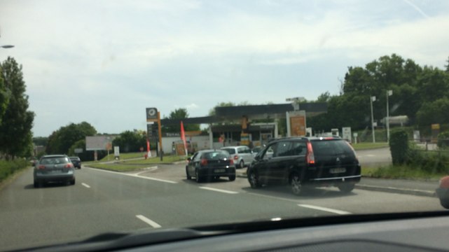 Pénurie d'essence, longue file d'attente boulevard des Trappistines