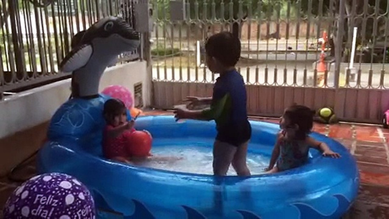Los niños en piscina