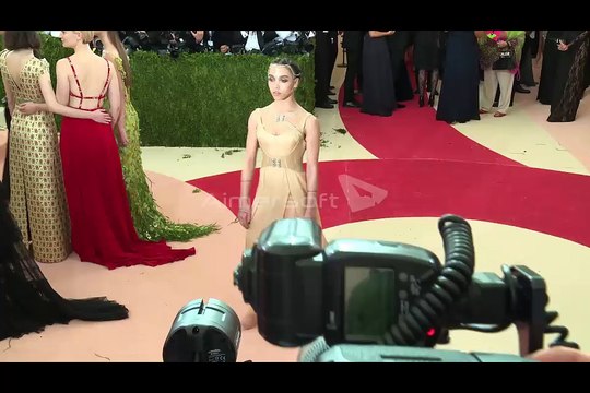 Robert Pattinson & FKA Twigs MetGala #3 02.05.2016