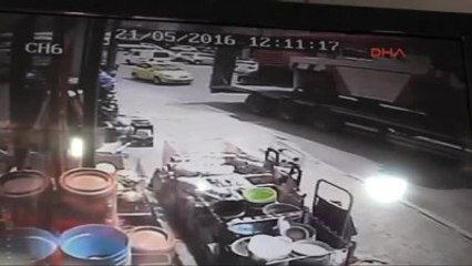 Tır'ın Dorsesinden Kayan Beton Pompası Ortalığı Savaş Alanına Çevirdi