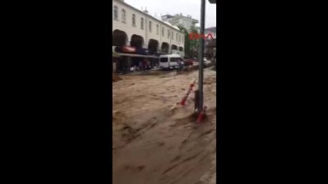 Sakarya - Kepçe Su Şebekesini Patlatınca İlçe Merkezi Göle Döndü