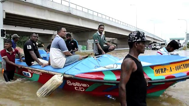 Foreign aid reaches flooded Sri Lankan capital, 71 dead