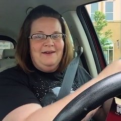 Elle ne peut pas s’empêcher de rire quand elle met ce masque sur sa tête !