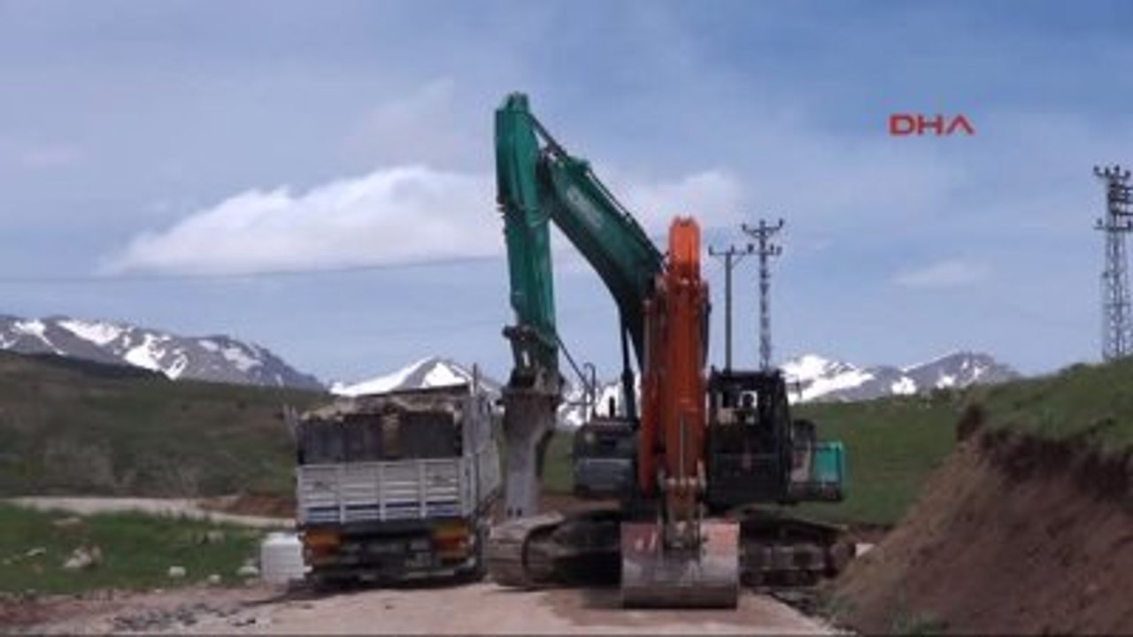 Tunceli Valiliği: 17 Köye Yol Hizmeti Götüren Şantiye PKK'lılar Tarafından Yakıldı