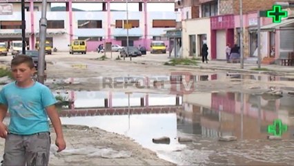 Reprot TV - Berat, bllokohen pusetat, ujërat e zeza vërshojnë nëpër rrugë