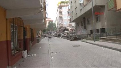 Yıkılan Binanın Enkazından Görüntüler