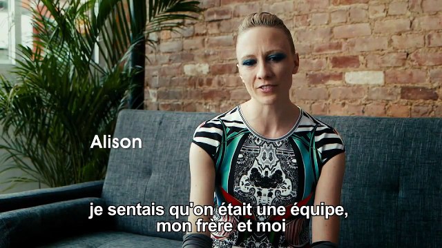 Il marche dans les rues sans remarquer cette femme sans-abri, regardez ce qui se passe !