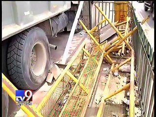 SHOCKING! Speeding truck plows into Nauroji Nagar metro station entrance - Tv9 Gujarati