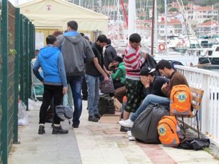 Çeşme Açıklarında 52 Mülteci Yakalandı