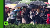 Sous la pluie, le «Versailles russe» ouvre la saison des fontaines