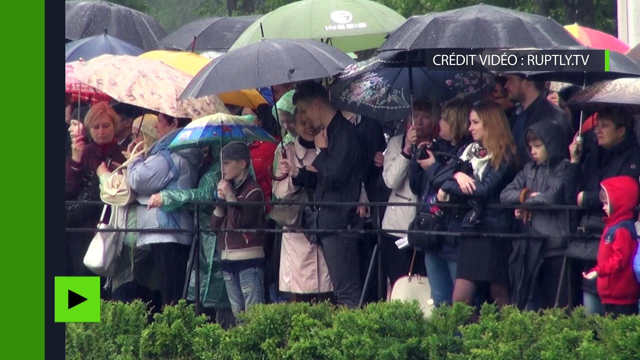 Sous la pluie, le «Versailles russe» ouvre la saison des fontaines