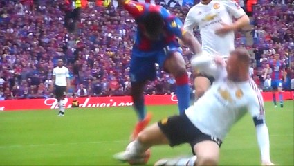 Wilfried Zaha Penalty Claim vs Manchester United!