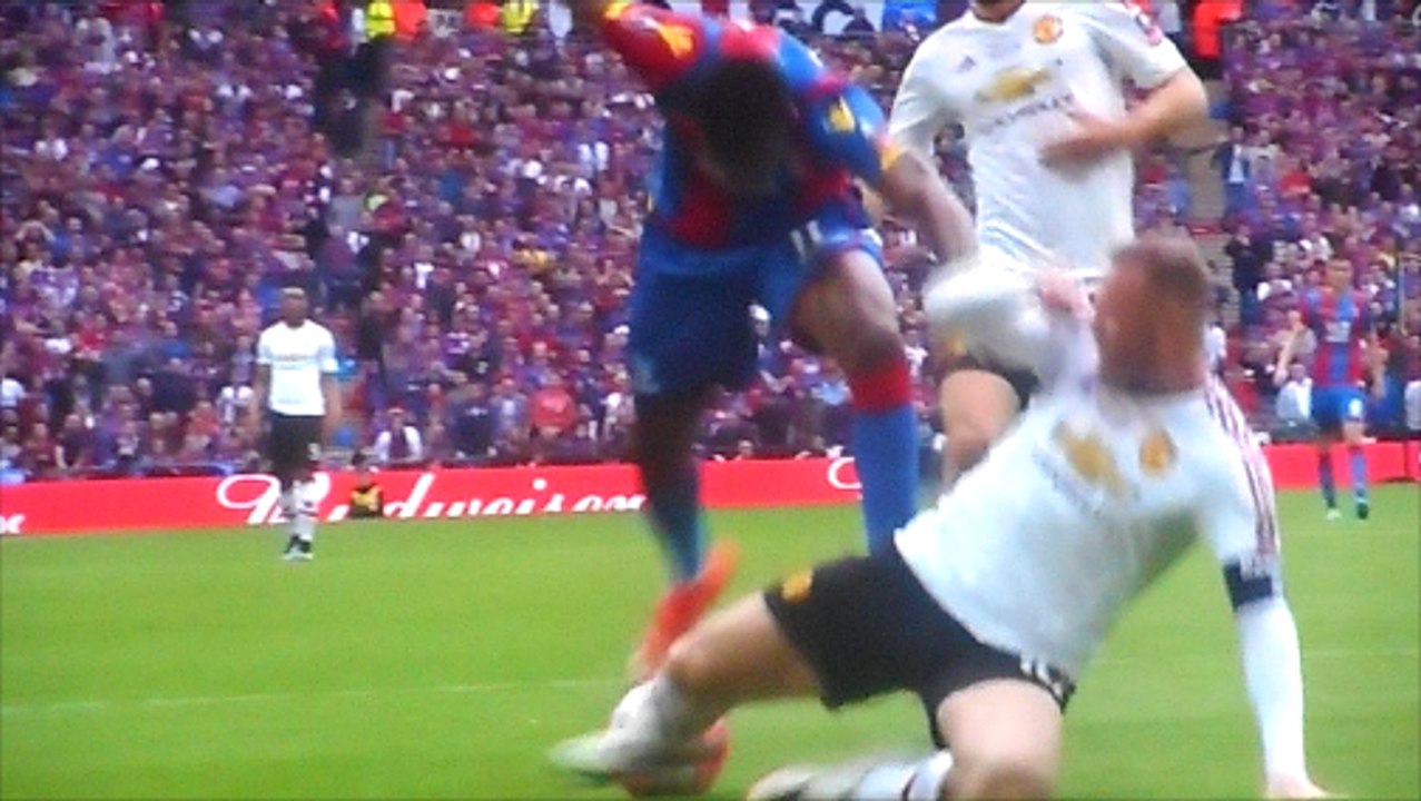 Wilfried Zaha Penalty Claim vs Manchester United!