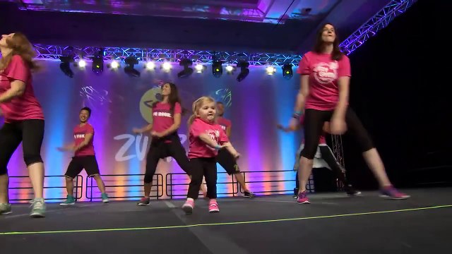 Не смотря на серьёзную болезнь, эта малышка вышла на сцену и станцевала зумбу!