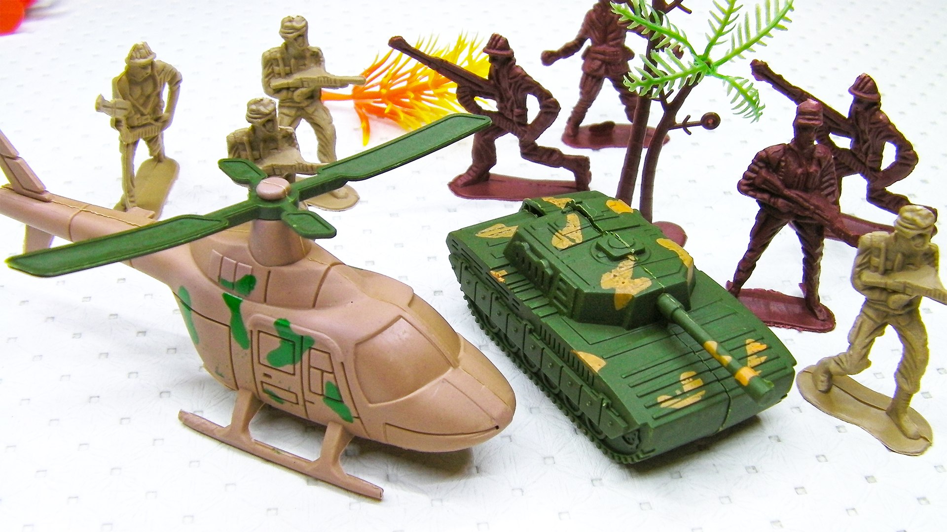 Oyuncak Askerler Helikopter Ve Tank ile Jandarma Seti ile Pepee Savaşıyor -  Dailymotion Video