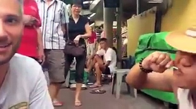 Ce qu'il fait avec une sucette est dingue