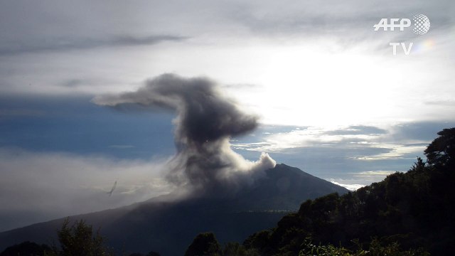 Vulcão na Costa Rica espalha fumaça e cinzas