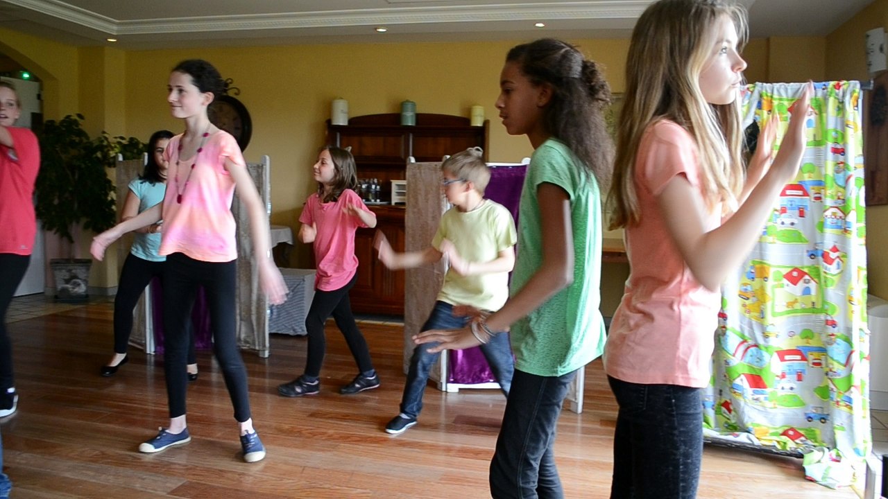 Les enfants du Kinder théâtre aux Jardins de Louise (21/05/2016)