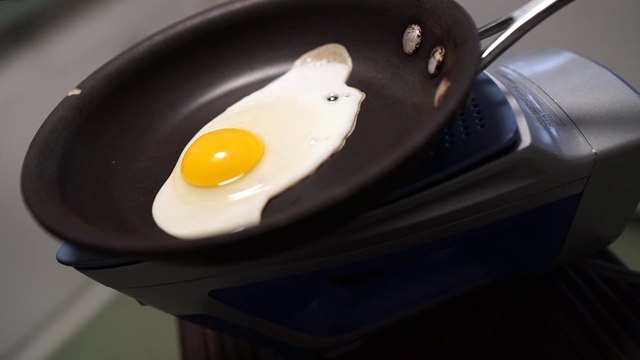 Cuire les oeufs au plat sur un fer à repasser !! Meilleurs conseils..