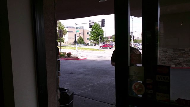 Cette porte automatique fait le bruit de R2-D2 dans Star Wars !