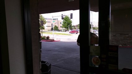 Cette porte automatique fait le bruit de R2-D2 dans Star Wars !