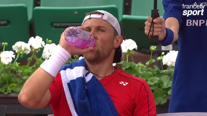VIDÉO. Paire termine le premier set sur deux points gagnants de toute beauté (6-2)