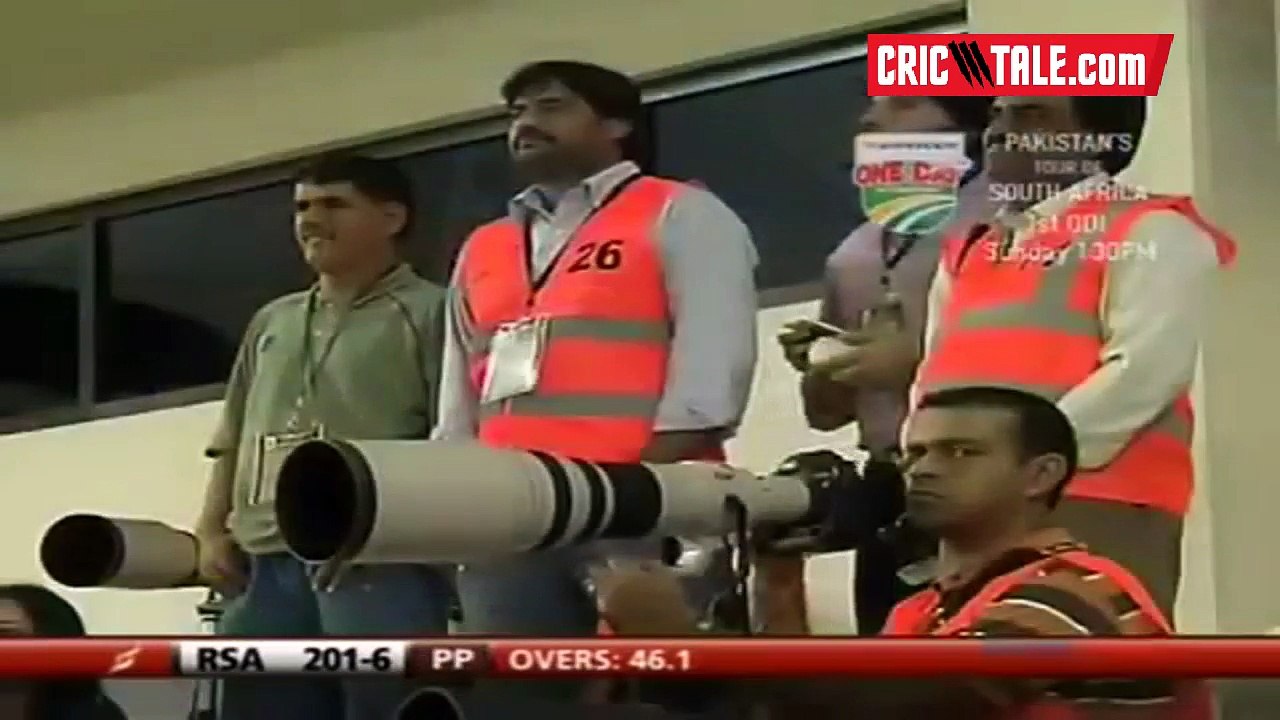 World Fastest Bowler Shoaib Akhtar Hit the batsman then bowl him out