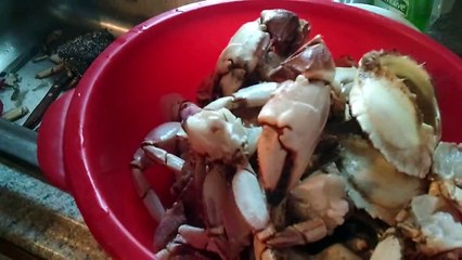 How to prepare spicy curry crabs