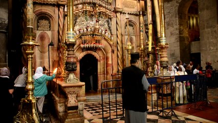 _DSC6981 Jérusalem Saint-Sépulcre, entrée dans le tombeau du Christ CLIP