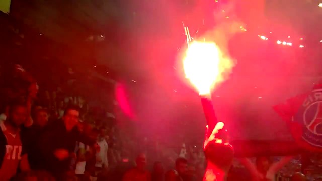 Michaël Youn allume un fumigène pendant PSG-OM