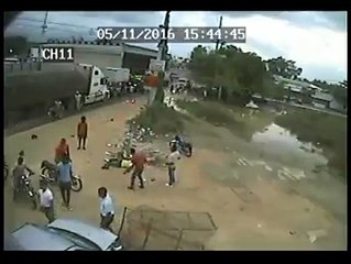 Carro pierde el control y arrastra este motorista a plena luz del dia