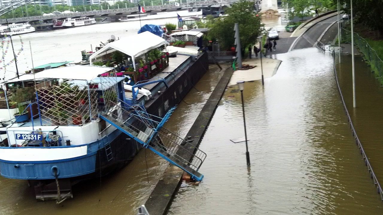 À Paris, la Seine en crue et la fermeture des voies sur berges provoquent des embouteillages monstres !