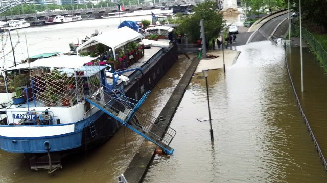 À Paris, la Seine en crue et la fermeture des voies sur berges provoquent des embouteillages monstres !