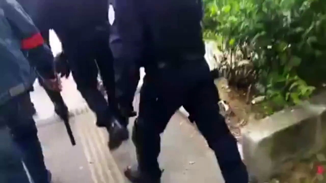 Un CRS demande à une manifestante d'aller faire la vaisselle