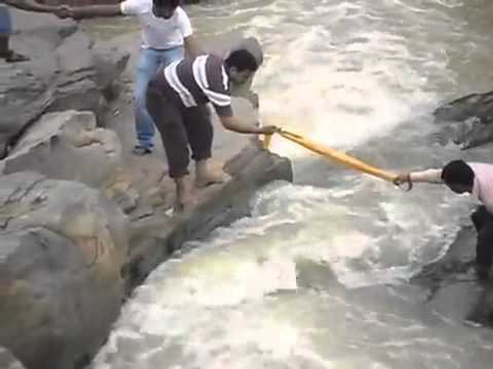OMG !! Crossing River Goes Wrong - Funny Whatsapp Video 2016 | WhatsApp Video Funny 2016 | Funny Fails 2016 | Viral Video