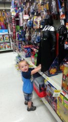 Un gamin attaqué par Dark Vador dans un magasin de jouets
