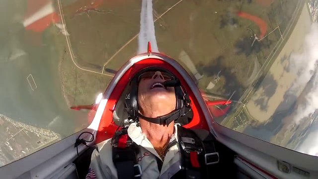 Ce pilote de voltige discute tranquille en faisant ses figures de fou !