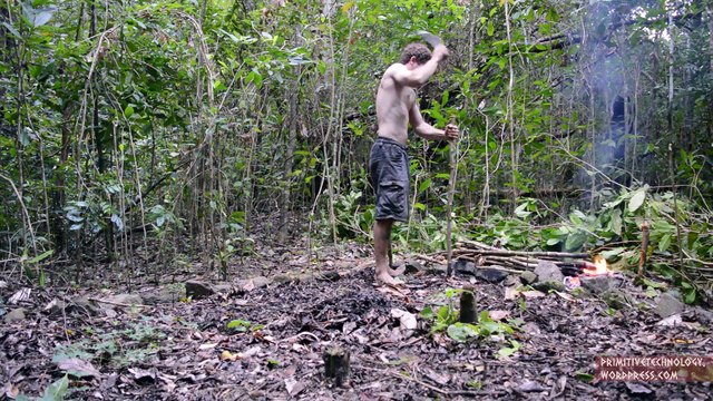 Il fait pousser des patates et les cuisine juste avec ses mains en pleine nature !