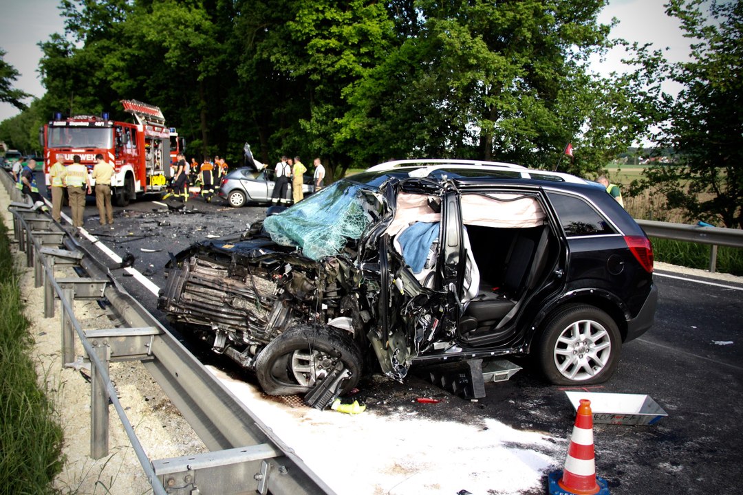 Frontal-Crash auf der B16 - 2 Tote, 3 Schwerverletzte