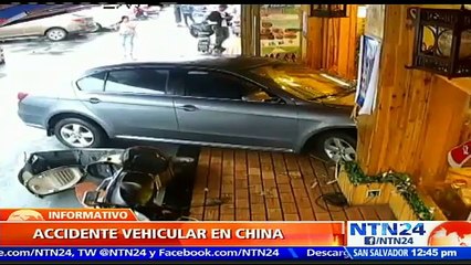 ¡Sorpresa en la mesa! Conductora confunde el freno con el acelerador e impacta su auto contra un restaurante