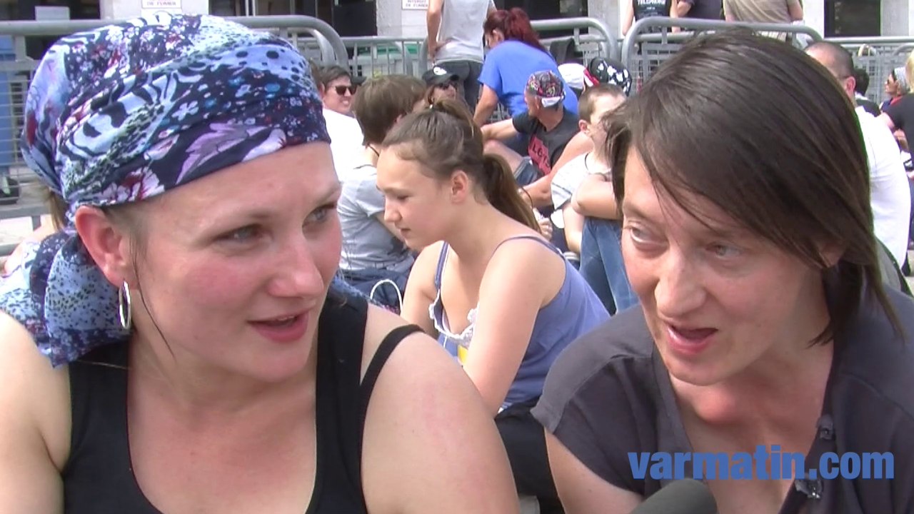 Toulon: les fans de Téléphone chantent avant le concert des Insus